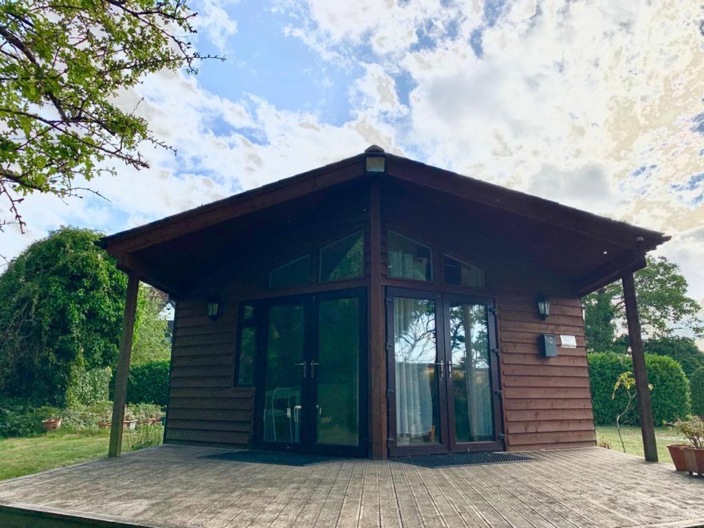 The Reading Whole Chalet With Lake And Two Acre Gardens Zewnętrze zdjęcie