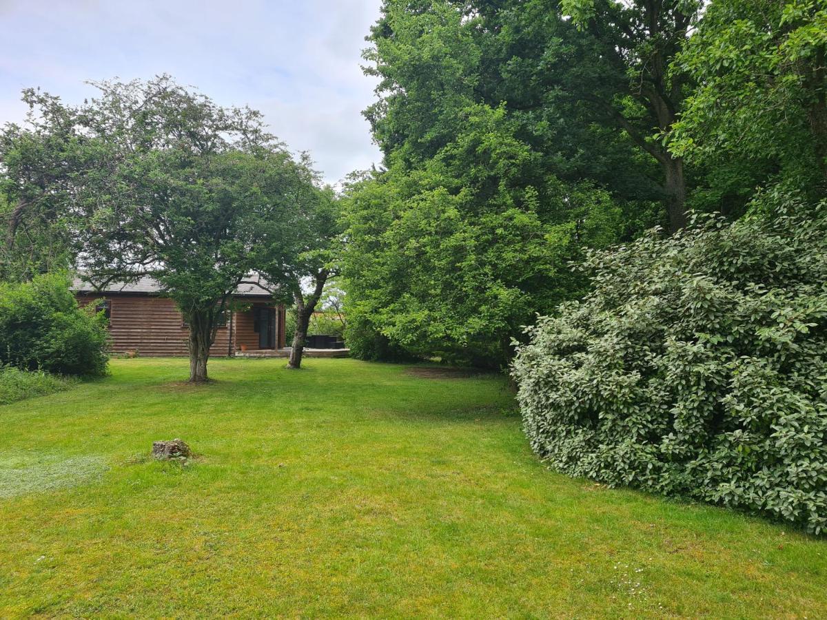 The Reading Whole Chalet With Lake And Two Acre Gardens Zewnętrze zdjęcie