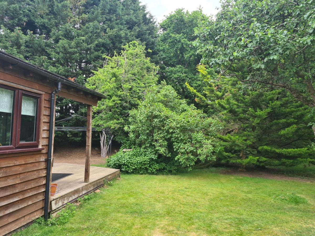 The Reading Whole Chalet With Lake And Two Acre Gardens Zewnętrze zdjęcie