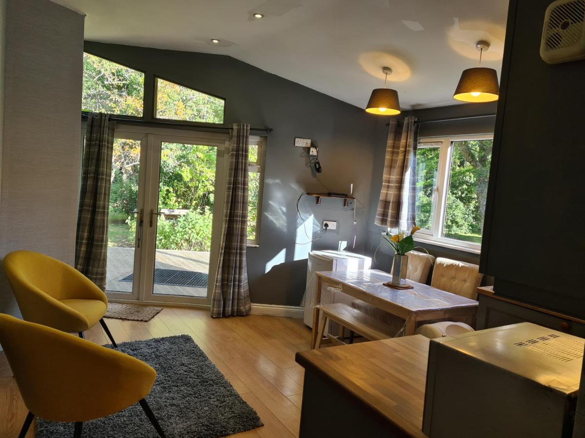 The Reading Whole Chalet With Lake And Two Acre Gardens Zewnętrze zdjęcie
