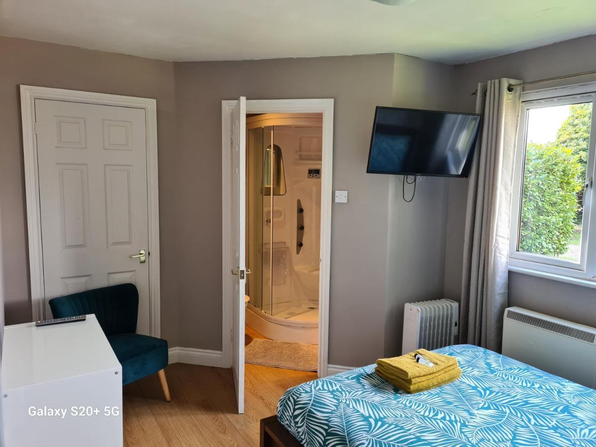 The Reading Whole Chalet With Lake And Two Acre Gardens Zewnętrze zdjęcie