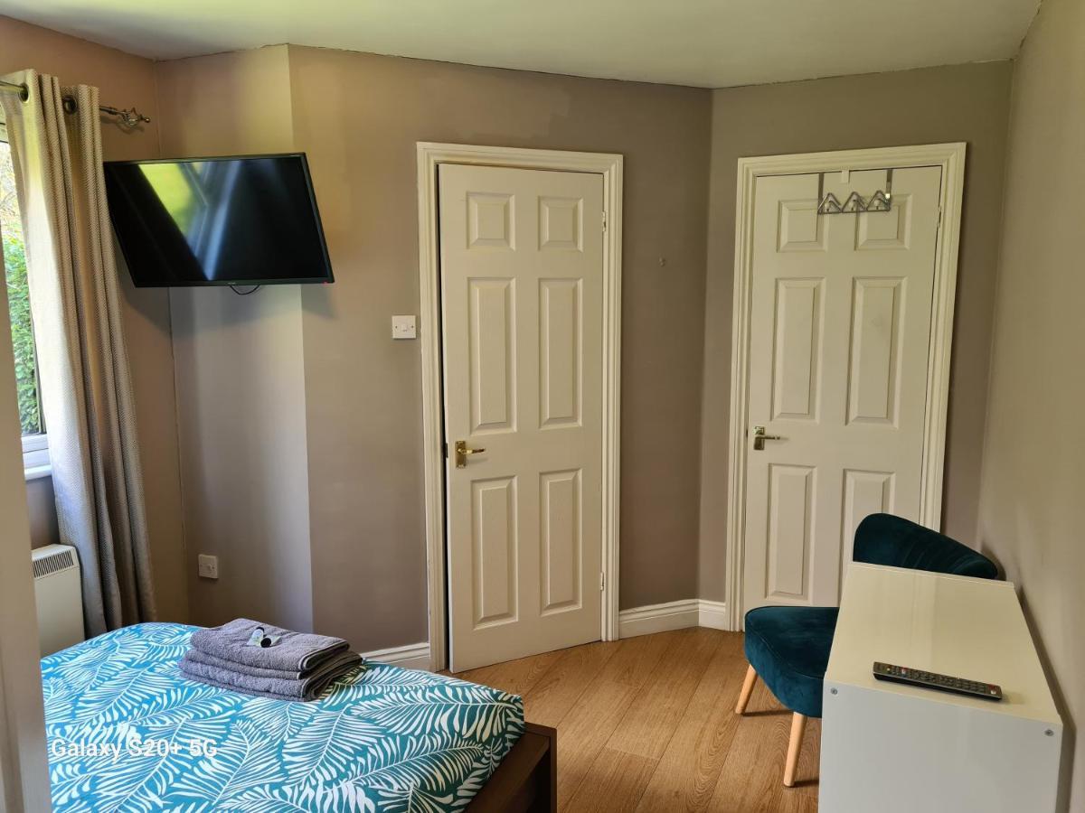 The Reading Whole Chalet With Lake And Two Acre Gardens Zewnętrze zdjęcie