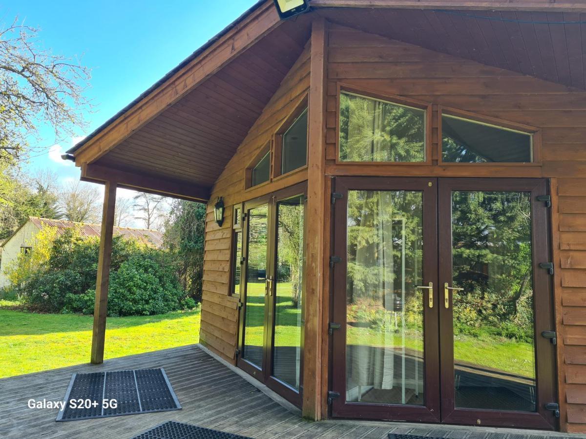 The Reading Whole Chalet With Lake And Two Acre Gardens Zewnętrze zdjęcie