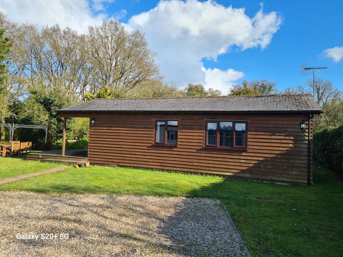 The Reading Whole Chalet With Lake And Two Acre Gardens Zewnętrze zdjęcie