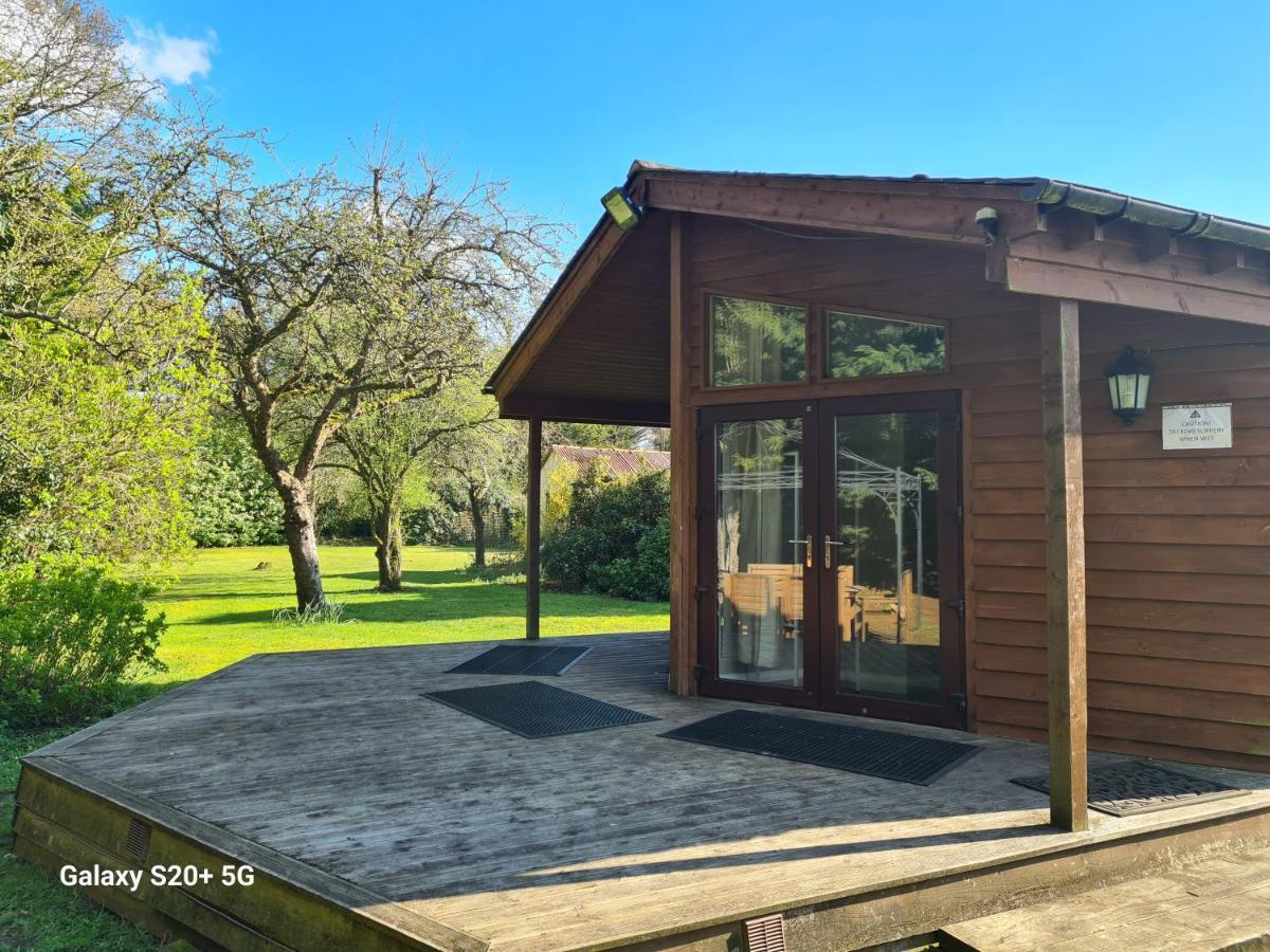 The Reading Whole Chalet With Lake And Two Acre Gardens Zewnętrze zdjęcie